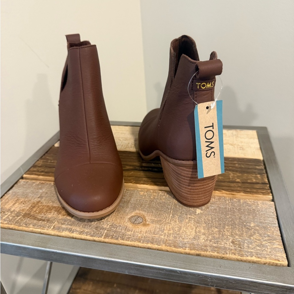 Never worn Stylish fall boots with tags still on